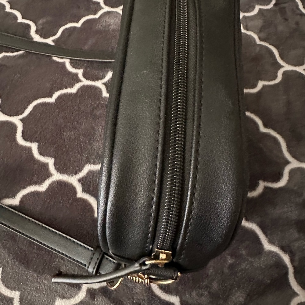 Kendall & Kylie Crossbody - Picture 3 of 3